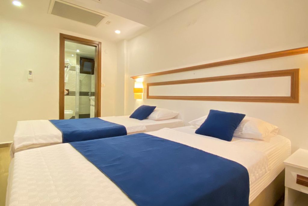 Bozcaada merkezde bulunan iki ayrı yataklı otel odası